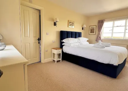 CROWS HALL IS AN IDYLLIC RETREAT IN BEAUTIFUL COUNTRYSIDE AN HOUR FROM LONDON.