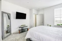 Luxury Downtown Crown Apartment minutes from DC