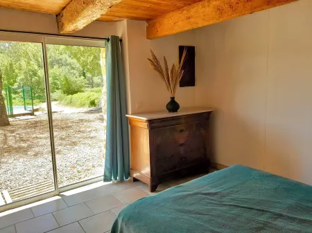 Bastidon between hill and vineyard