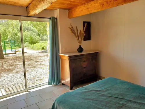 Bastidon between hill and vineyard