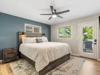 Lake front, spacious & cozy home with entertainment room. Hotéis em Shell Knob