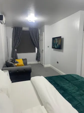 Studio flat in Romford, London with private entrance, kitchen and private toilet Отели рядом с достопримечательностью «Парк Лодж Фарм»