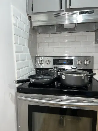 A cozy fully furnished apartment. Sleeps six. Close to all amenities. Отели рядом с достопримечательностью «Markham Convention Centre»