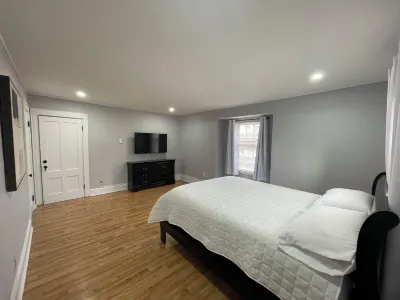 Historic Bly House Stay - 2BR Apt Near Haverhill 웨스트게이트 마켓 플레이스 주변 호텔