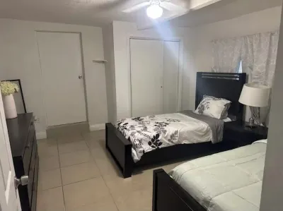 Charming 2-bedroom house in Hialeah with WiFi and AC Hotels near One of A Kind Miami