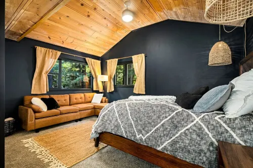 The Black Sheep: AirCond, 12ft MovieScreen, HotTub