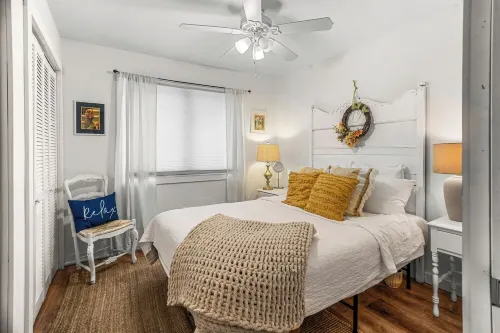 Charming 3-bedroom farmhouse water-front near Saratoga Springs Hotel a Saratoga