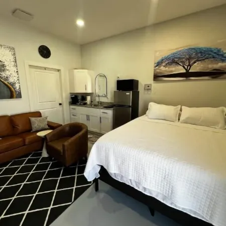 Crash Pad -Studio East Room