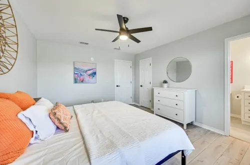 Charming 3-bedroom 3-bathroom house with WiFi, AC in fantastic Buchanan Dam Hotels in Buchanan Dam