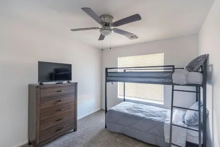 Charming 4-bedroom house in marvelous Maricopa. Close to major freeways. AC/WIFI Отели в г. Марикопа