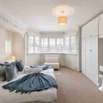 Spacious Home sleeps 14 adults London Rooms