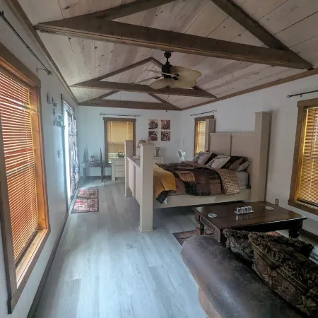 Charming studio in fabulous Dresden with WiFi, AC, on horse property Отели в г. Уикли