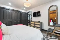 Kiss & Don’t Tell - A Red Room Escape for Two