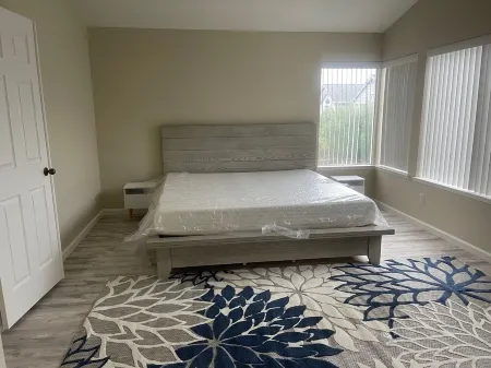 Modern and stunning single family home near SF, Berkeley and Marin county Отели рядом с достопримечательностью «Golden State Model Railroad Museum»