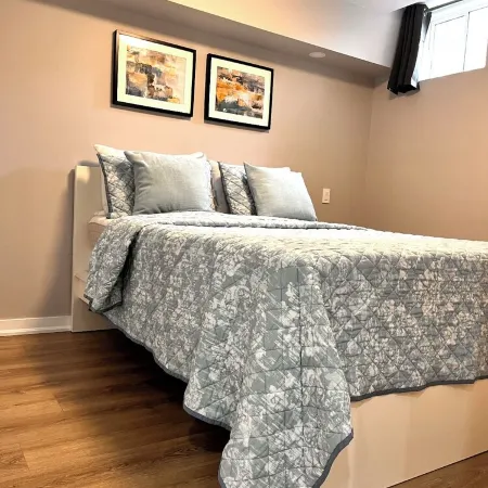 Darlington’s basement suite! Отели в г. Кларингтон