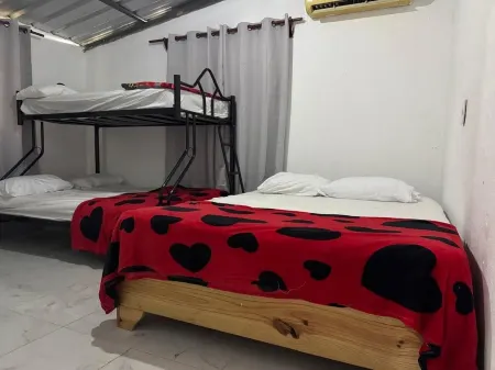 lugar lleno de paz con 4 habitaciones, piscina y rio dentro de la propiedad Отели в г. Blanco