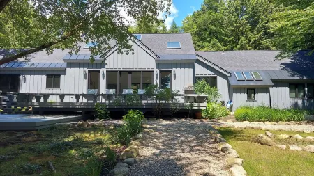 4-bedroom Lake Front House in Quntisential Private Vermont Setting