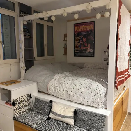 Charming little studio with lake and mountain views from the bed. Отели рядом с достопримечательностью «Железнодорожный вокзал Эвиан»
