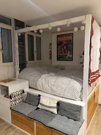 Charming little studio with lake and mountain views from the bed. Отели рядом с достопримечательностью «Buvette et Source Cachat»