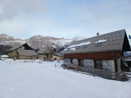 Very sunny chalet at the foot of the slopes, the Ecrins and the paragliding departure point! Hotels in Vallouise