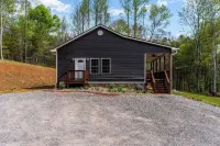 Cabin 4, the delightful Happy Cabin in the heart of Moravian Falls, NC