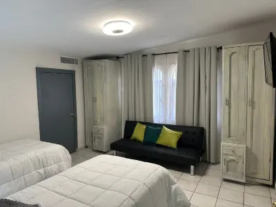 GREAT ACCOMMODATION!!! 5 BEDROOMS. W/BATHROOM, AIR CONDITIONING AND TV فنادق في 