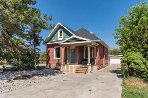 Industrial Modern Getaway -Hot Tub -Exposed Brick- Firepits -READ DESCRIPTION