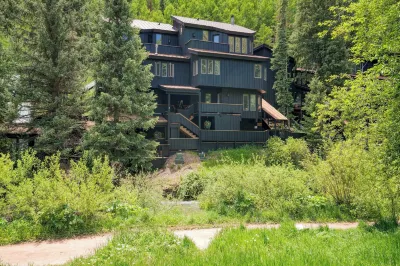 Avantstay의 Manitou Riverhouse 115 Spacious Condo in the Centre of Telluride는 아반트스테이의 매니토 리버하우스 115 넓은 콘도 텔루라이드 중심지로 번역됩니다. Mountain Tails 주변 호텔