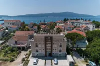 Modern Luxury Apartments- One bedroom apartment with balcony and pool view Hotels in 