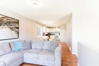 Cozy Home tucked away in Calgary NW. 10 min away from the YYC airport.