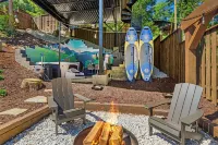 StayInOurSpace- Romantic getaway with views, walk to downtown, Hot tub, fire pit