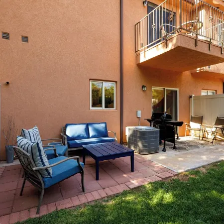 Desert Family Retreat •desert views•dark skies• pool•hot tub• 35 min to Zion•