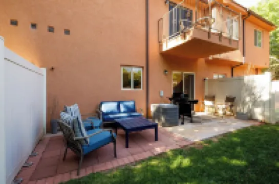Desert Family Retreat •desert views•dark skies• pool•hot tub• 35 min to Zion•