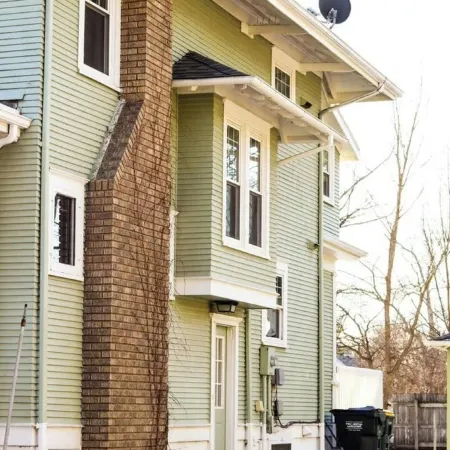 CRAFTSMAN’sUPSTAIRS! 3 bd rm w/impressive attic!