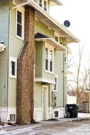 CRAFTSMAN’sUPSTAIRS! 3 bd rm w/impressive attic!