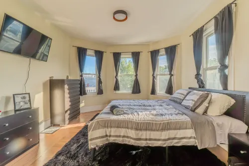LUXE 4BDR/2BA Near Boston- T-Station & Encore Casino