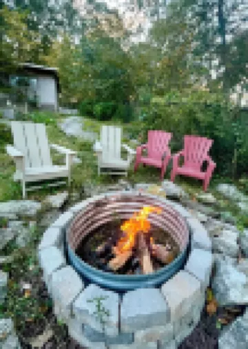 Enchanting Lake front chalet with backyard and fire pit. Dog friendly.
