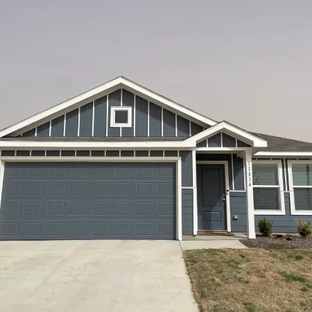 Comfy Family Home w/ 4 rooms, WiFi, Office & Community Pool, in Rhome