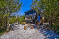Modern Cabin. Communal Sleeping - 2 Queen Beds + Full Trundle