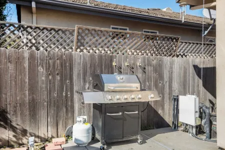 Lux 4BR Retreat Pool Hot Tub 2 Kings 2 queens Davis Sacramento NorCal