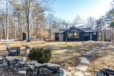 Charming 1-Bedroom Cottage in Woodstock with AC, WiFi Min Monthly Rental Отели в г. Вудсток