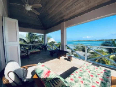 Penthouse-Level 2Br on Coco Bay , Starlink, AC & Sea Turtles