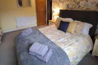2 Bed House - Sleeps 4 - Pets - Garden - Parking Hotels in Ollerton