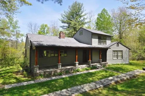 COUNTRY HOME Fenced Backyard, 1 mi. to Town, Kids & Dogs OK!