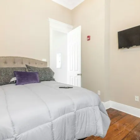 Historic downtown apartment with a view Отели в г. Кроули