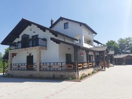 Popasul Montan - Piscina, Tenis & Vedere Munte Отели в г. Avrig