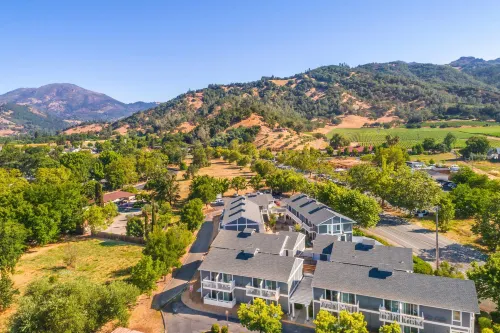 UpValley Inn & Hot Springs Napa Valley, an Ascend Collection Hotel - balcony