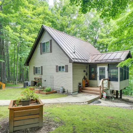 Cozy Cabin on 10 Acres, Walk to Chippewa River!