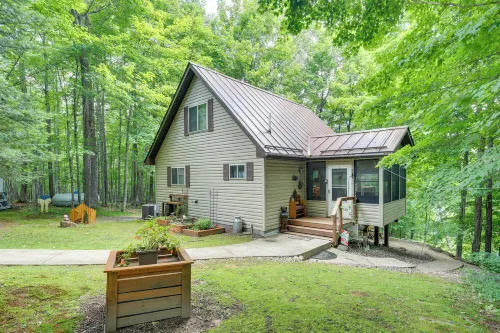 Cozy Cabin on 10 Acres, Walk to Chippewa River! - parking