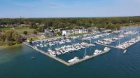 Lake Charlevoix/King/Queen/2 Bed/2 Bath Condo/Town/Beach/Pool